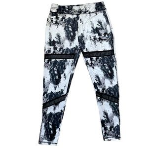 NWT Women’s boo hoo FIT Black and White Athletic Leggings Size 14